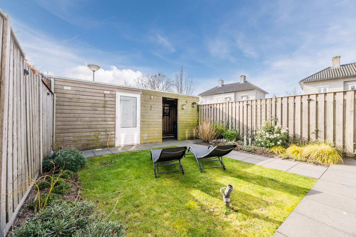 Move-in ready corner home in quiet courtyard setting in Heeze center — 25