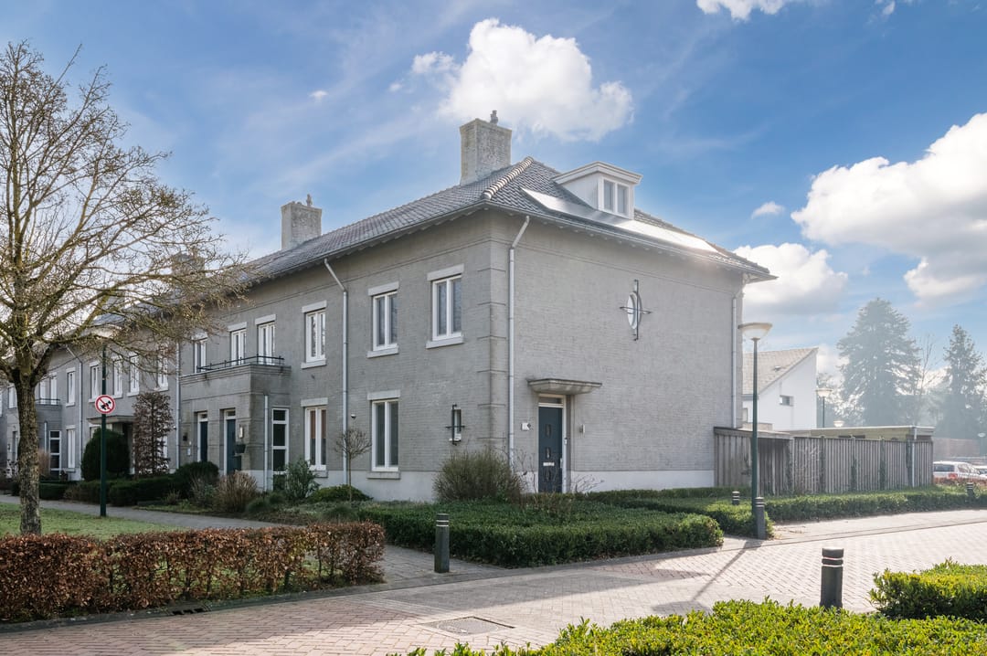 Instapklaar hoekhuis in rustige binnenhof in het centrum van Heeze