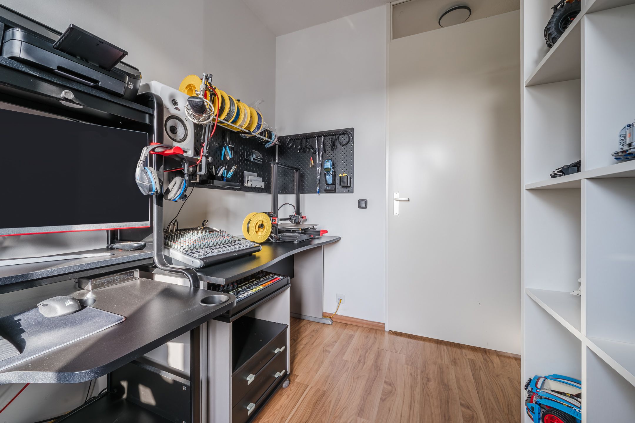 Move-in ready corner home in quiet courtyard setting in Heeze center — 18