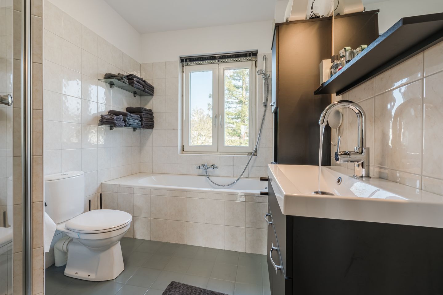 Move-in ready corner home in quiet courtyard setting in Heeze center — 19