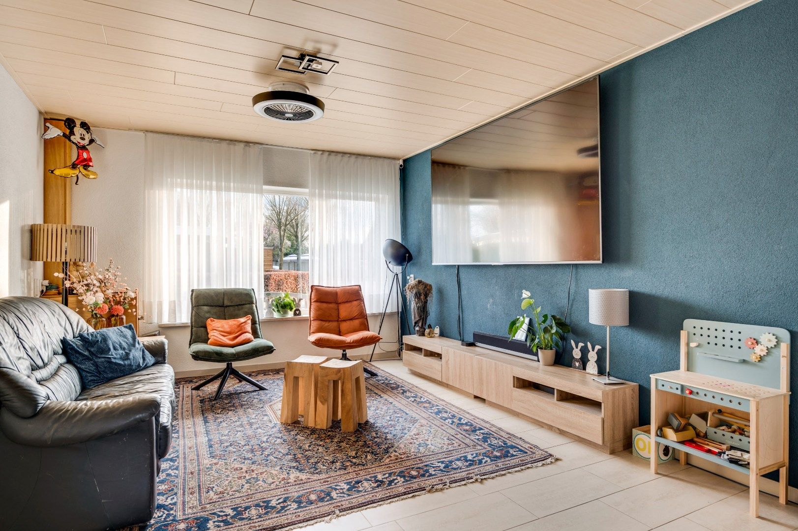 Spacious Extended Semi-Detached Home with Solar Panels and Garden Pavilion — 16