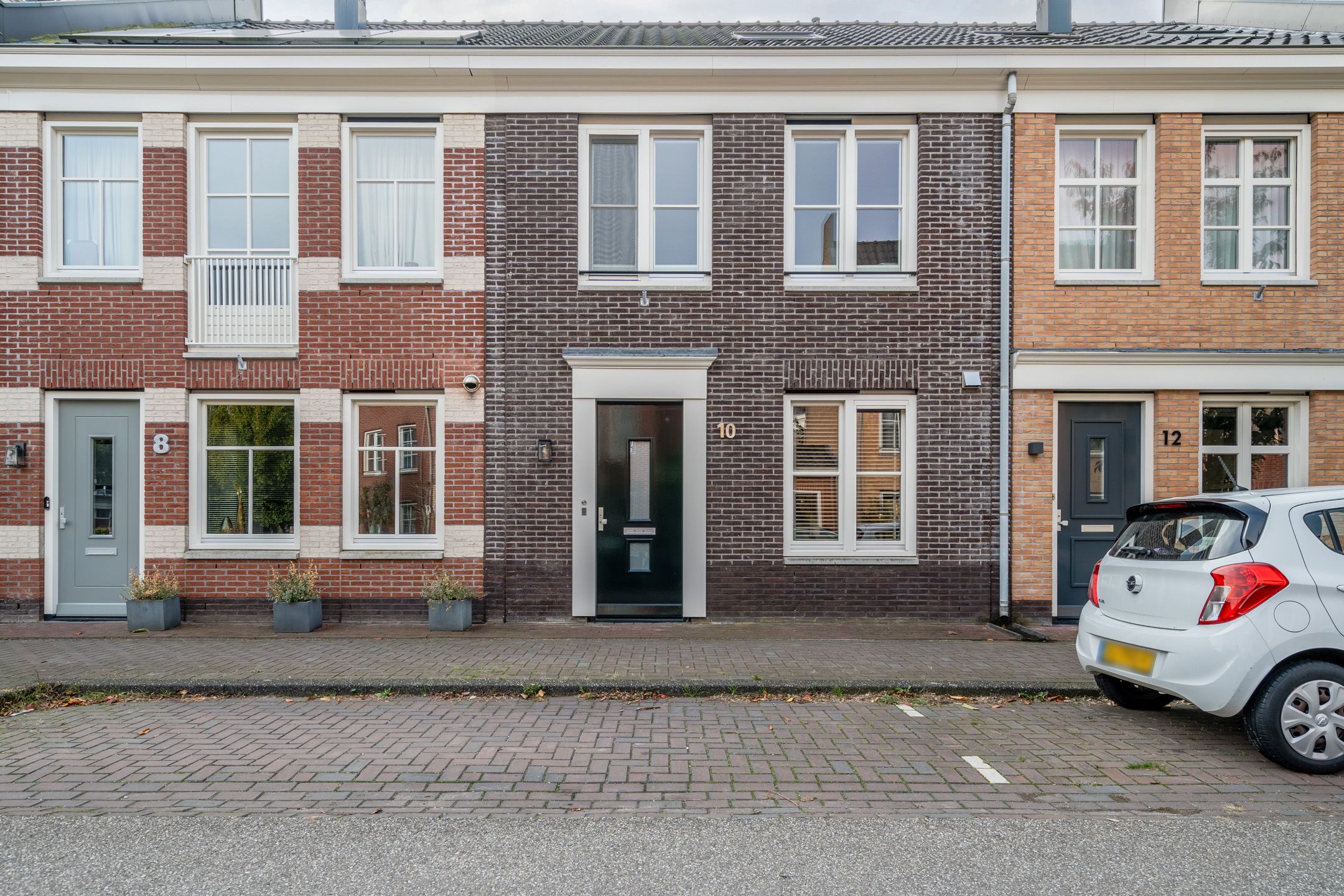 Spacious Family Home with Sunny Southwest Garden in De Hoven — 60