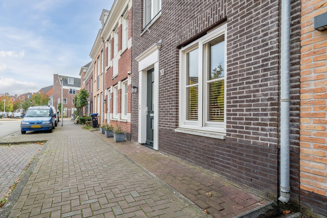 Spacious Family Home with Sunny Southwest Garden in De Hoven — 59