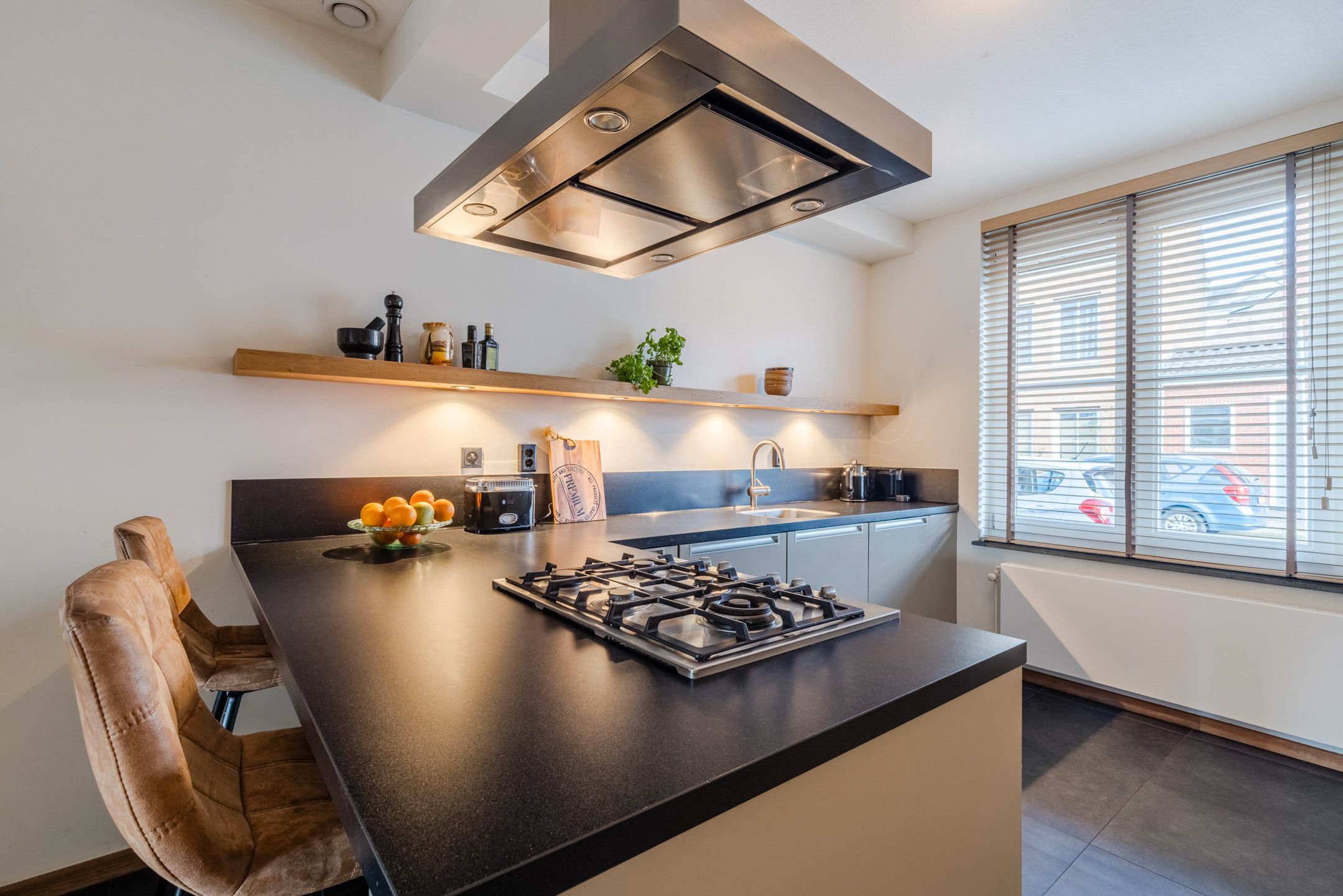 Spacious Family Home with Sunny Southwest Garden in De Hoven — 21