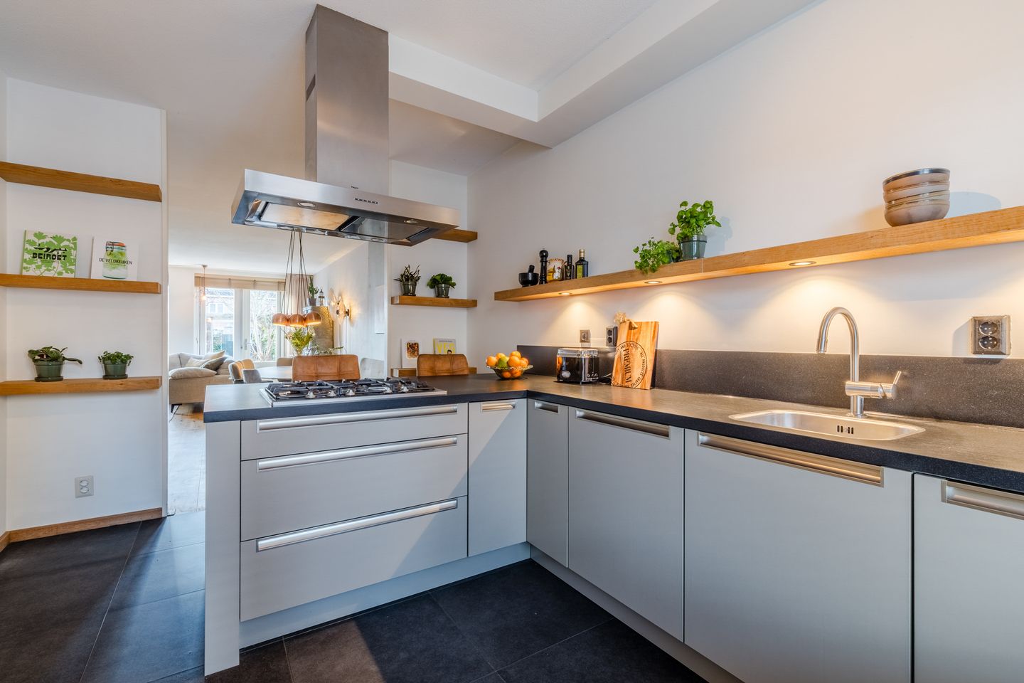 Spacious Family Home with Sunny Southwest Garden in De Hoven — 26