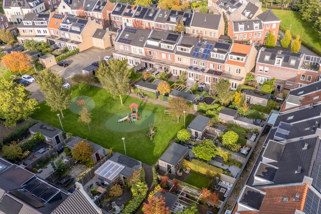 Spacious Family Home with Sunny Southwest Garden in De Hoven — 13