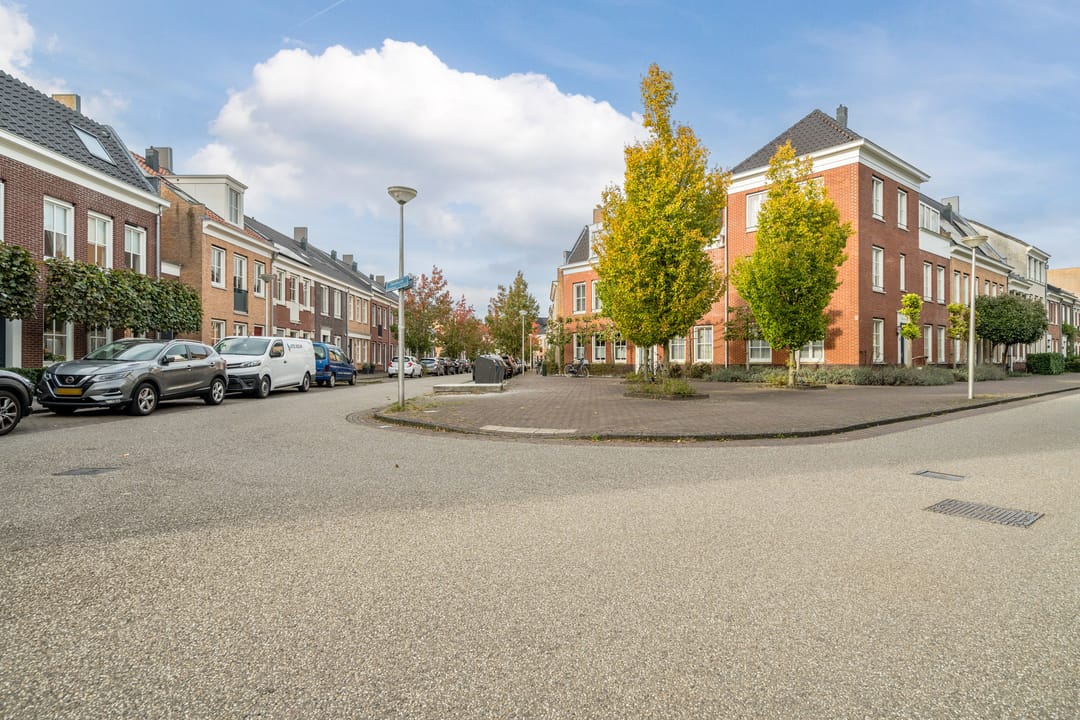Spacious Family Home with Sunny Southwest Garden in De Hoven — 64