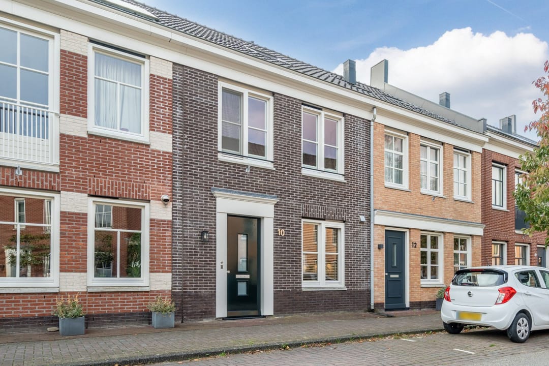 Ruime gezinswoning met zonnige zuidwestelijke tuin in De Hoven