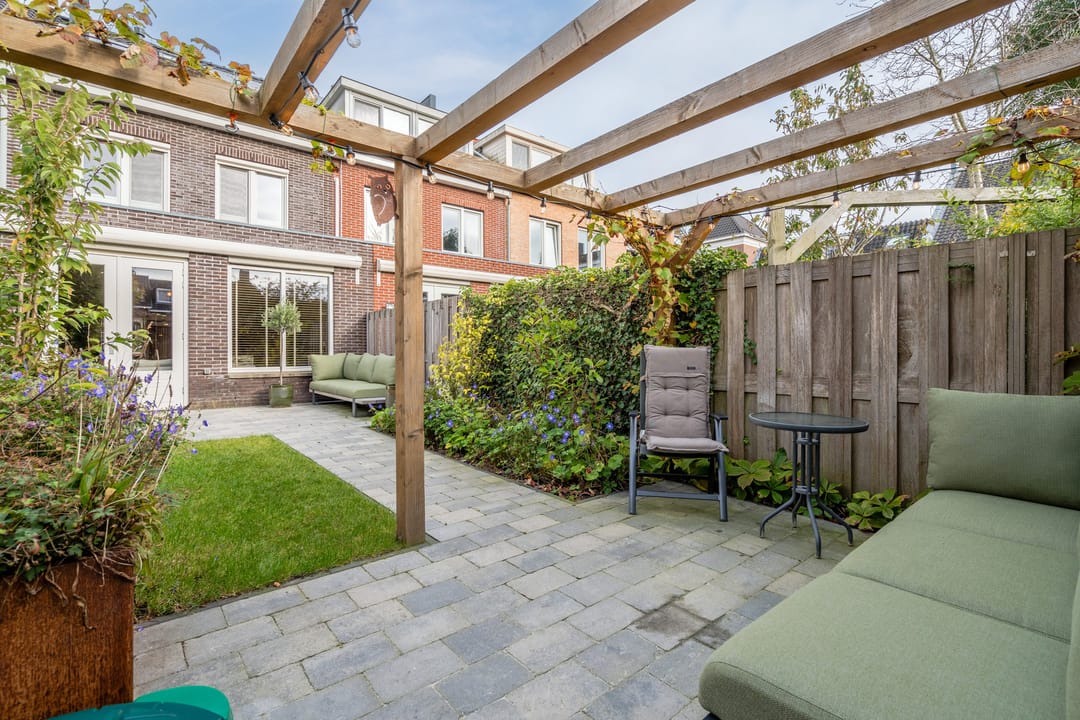 Spacious Family Home with Sunny Southwest Garden in De Hoven — 14