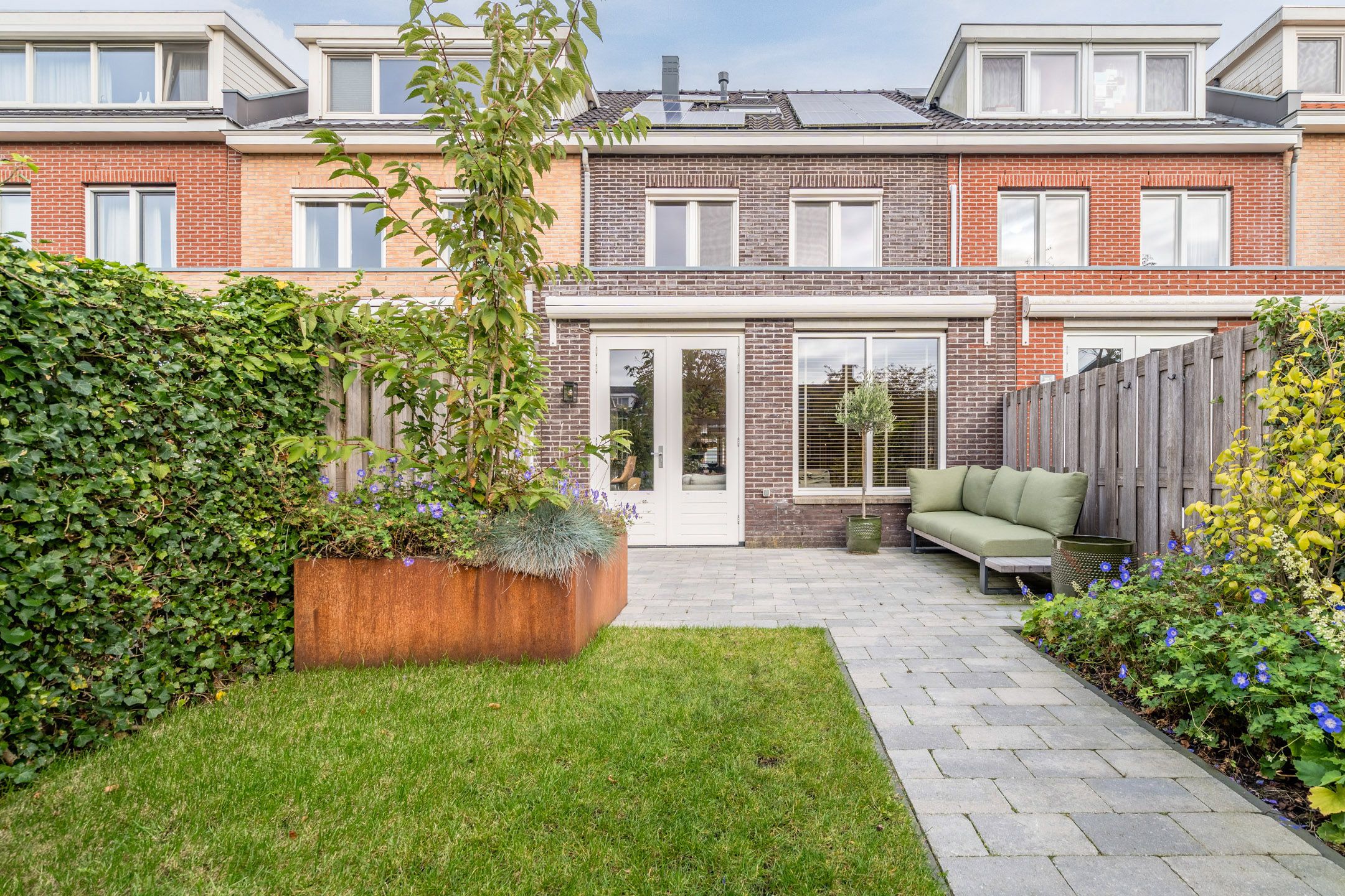 Spacious Family Home with Sunny Southwest Garden in De Hoven — 15