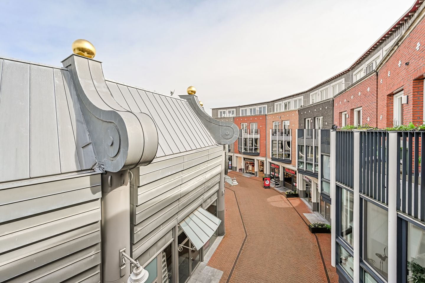 Move-in ready apartment in Spijkenisse center with private parking — 19