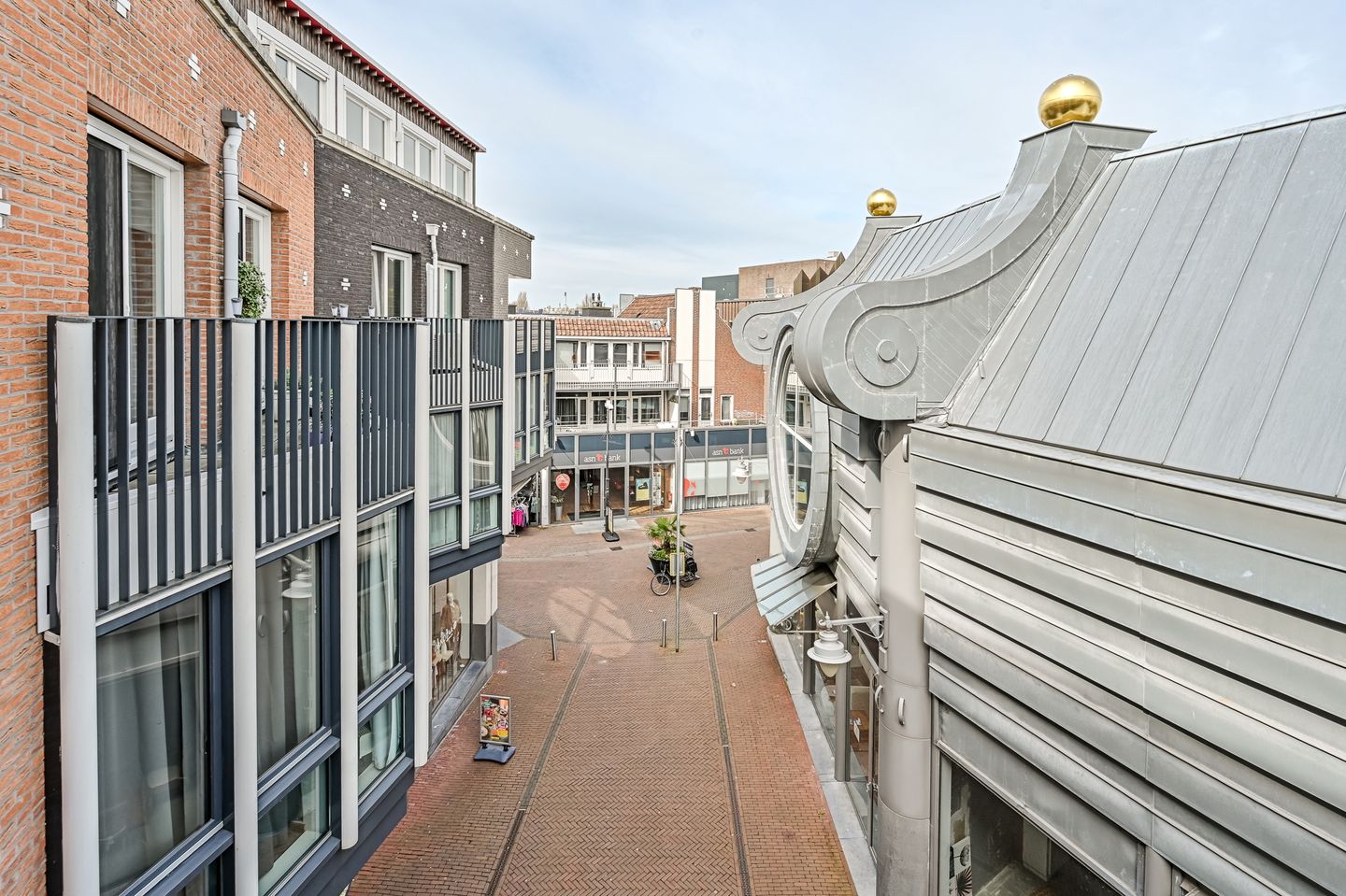 Move-in ready apartment in Spijkenisse center with private parking — 20