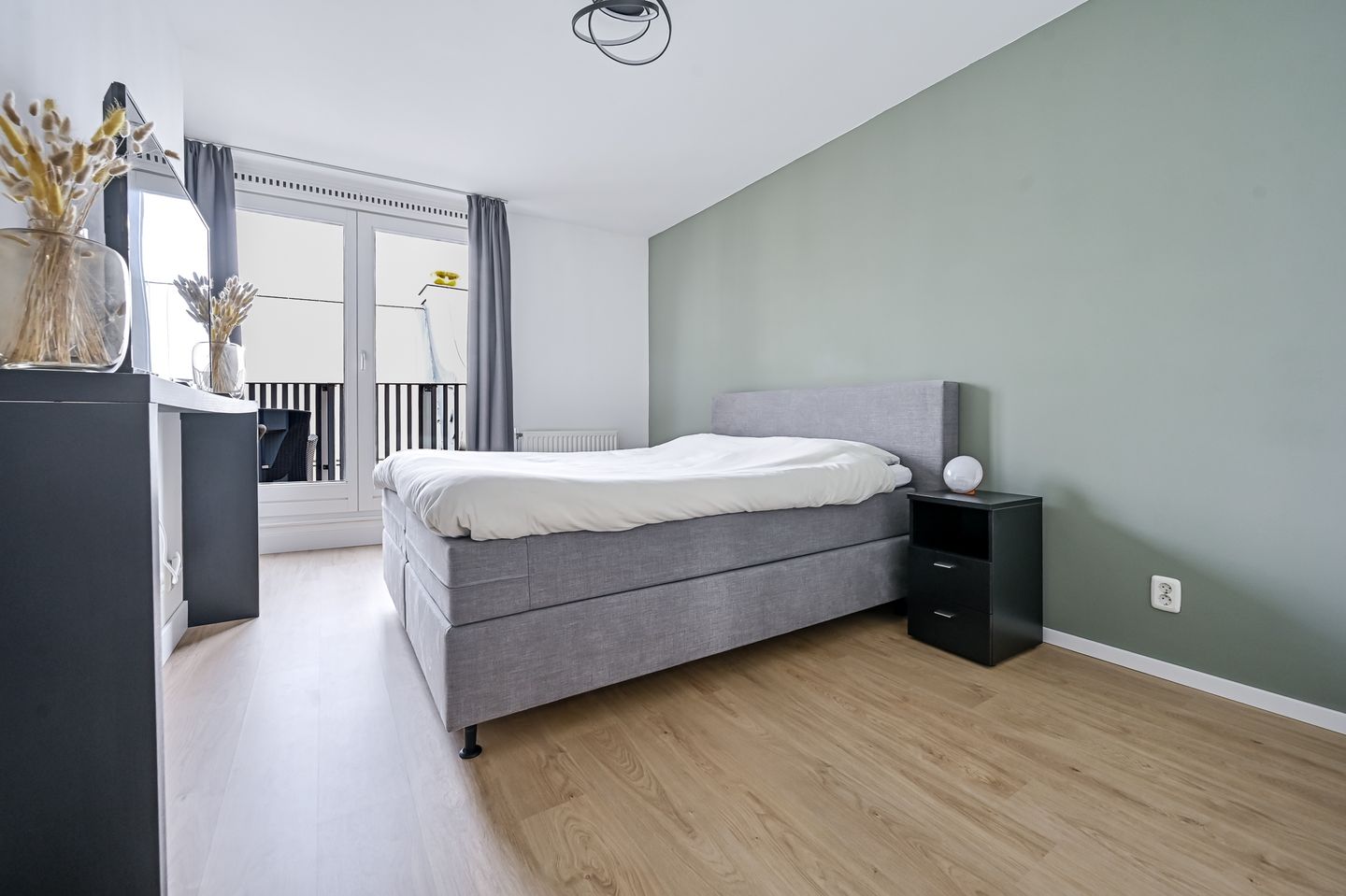 Move-in ready apartment in Spijkenisse center with private parking — 24