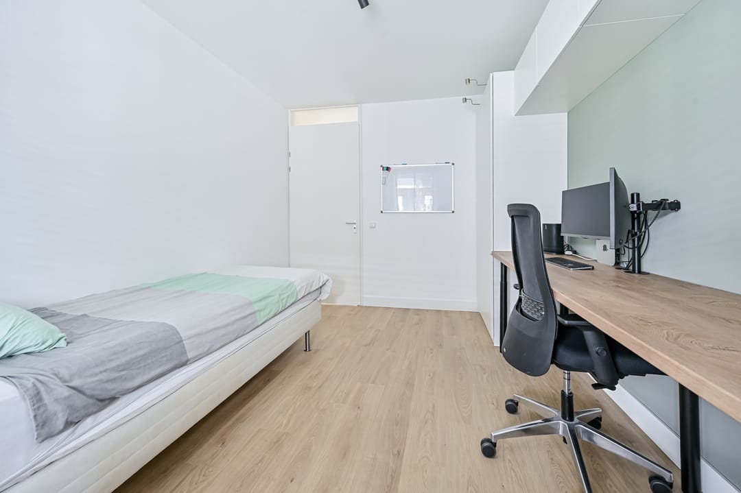 Move-in ready apartment in Spijkenisse center with private parking — 27