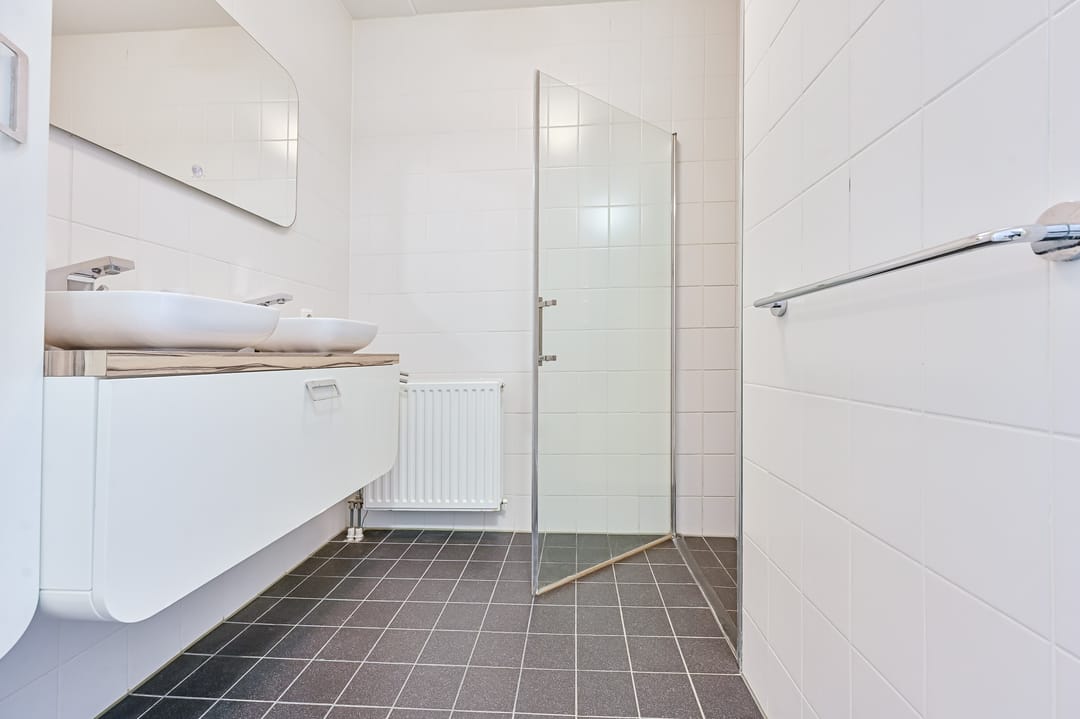 Move-in ready apartment in Spijkenisse center with private parking — 22