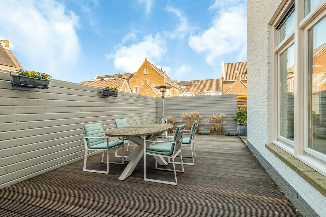 Spacious semi-detached family home with waterfront garden in Floriande — 44