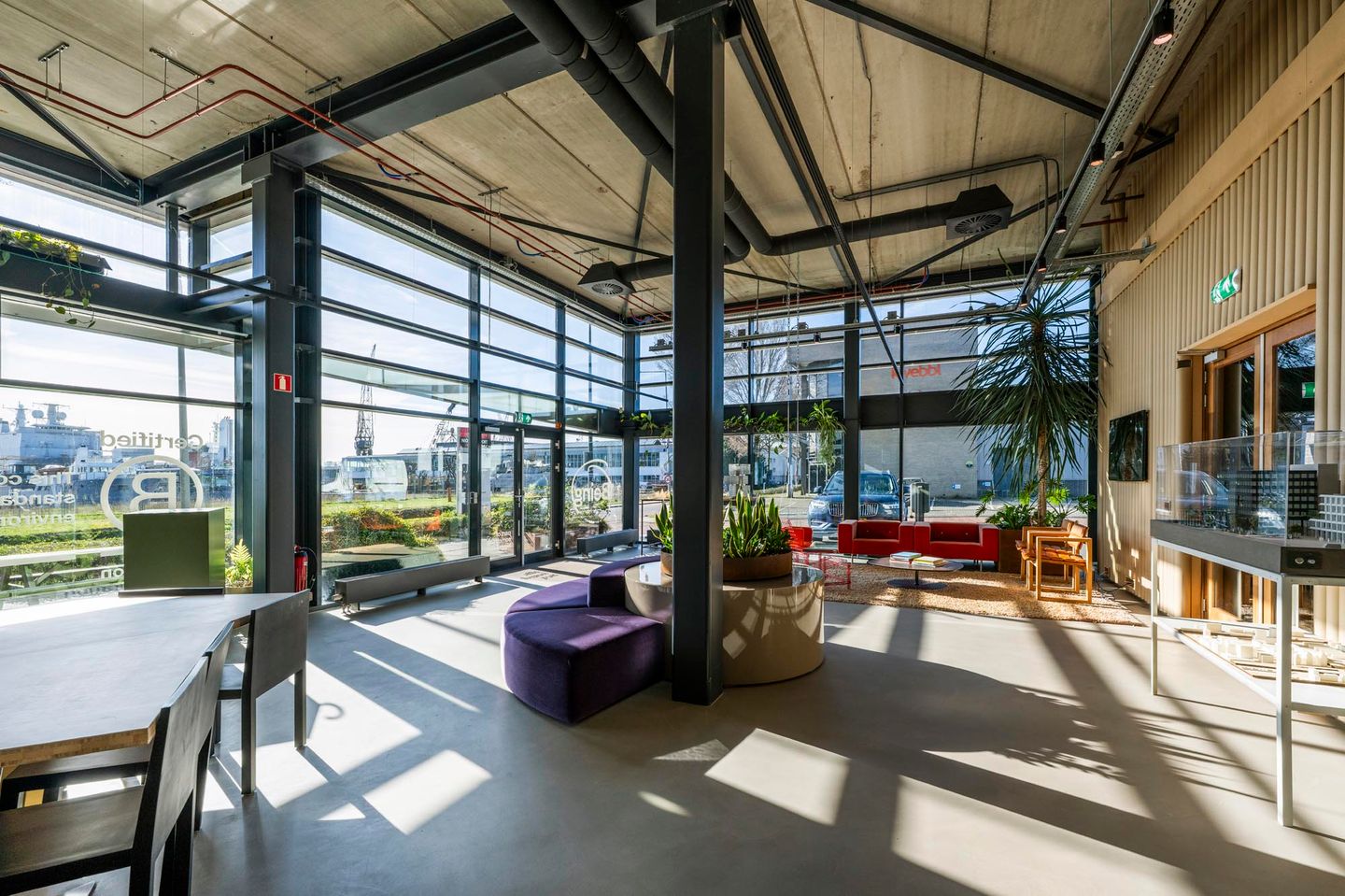 View photo 3 of Modemstraat 2