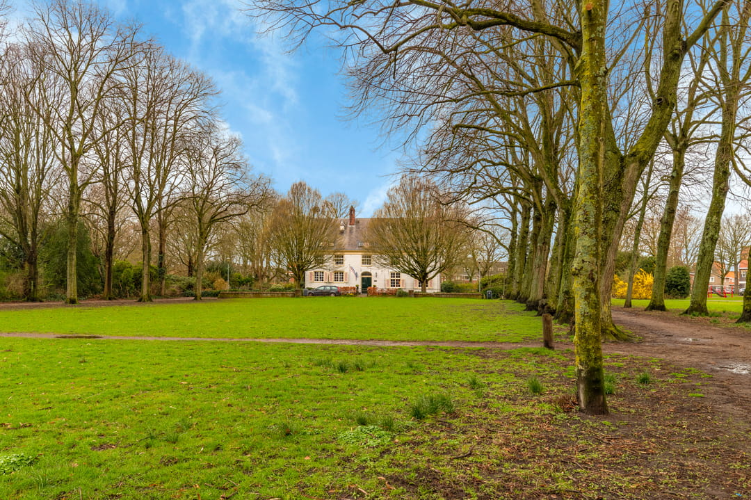 Characteristic family home with sunny garden and renovated attic in sought-after Indischebuurt — 35
