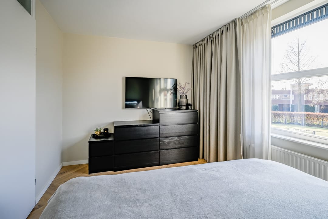 Trendy Renovated Maisonnette with Sunny Southwest Terrace — 36
