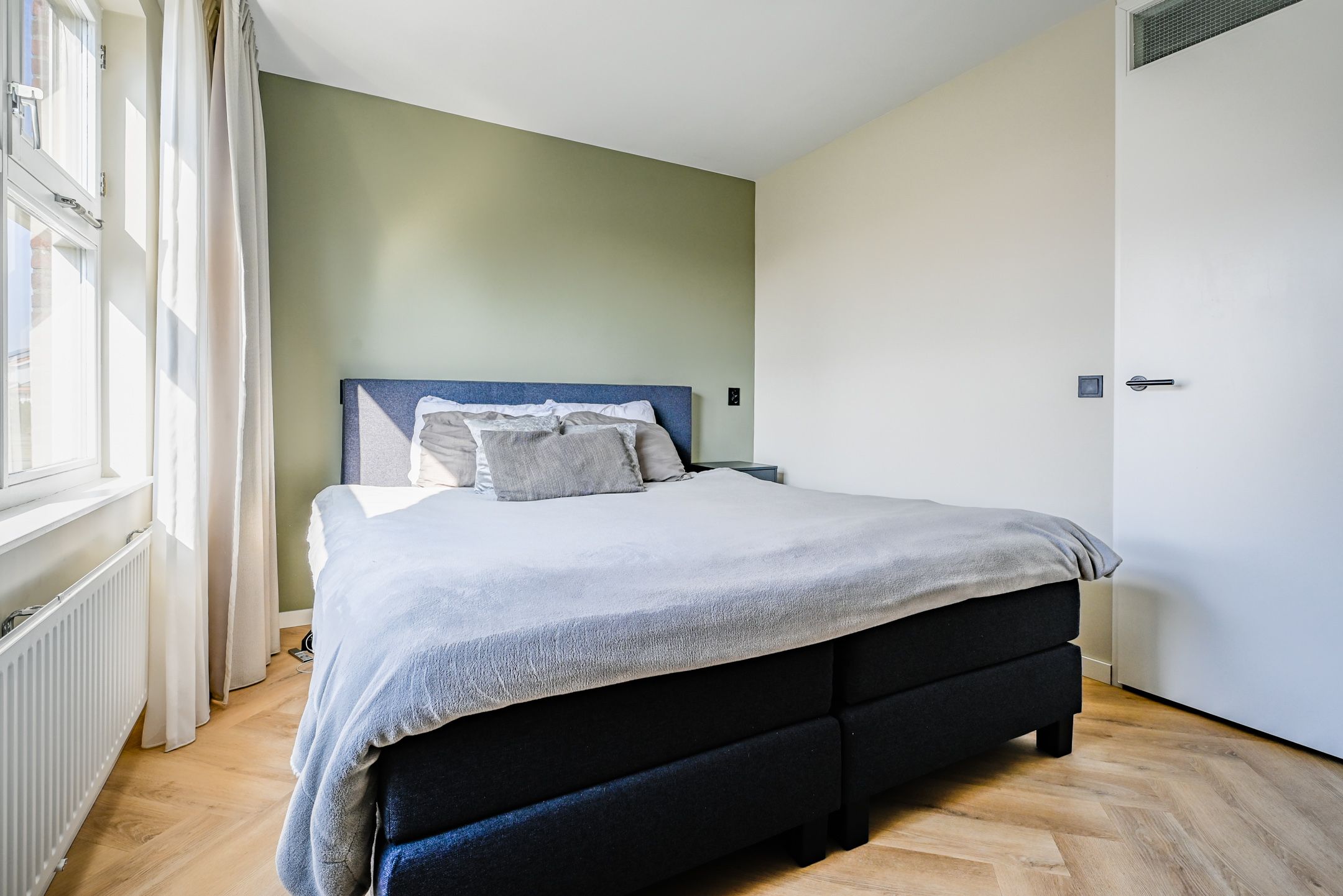Trendy Renovated Maisonnette with Sunny Southwest Terrace — 35
