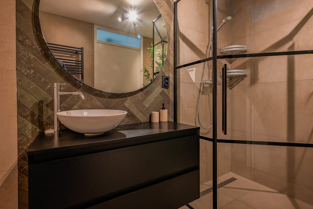 Trendy Renovated Maisonnette with Sunny Southwest Terrace — 31