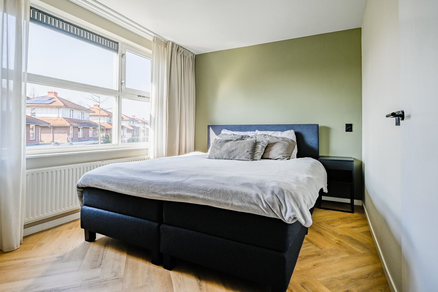 Trendy Renovated Maisonnette with Sunny Southwest Terrace — 34