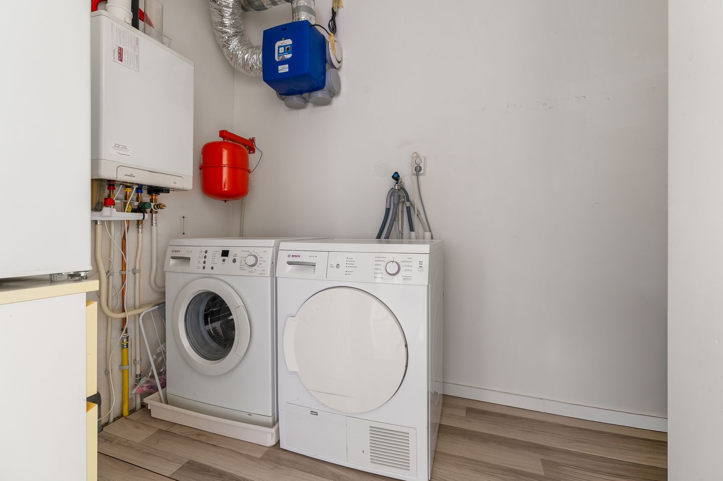 Well-maintained corner apartment with free view near Hoofddorp center — 24