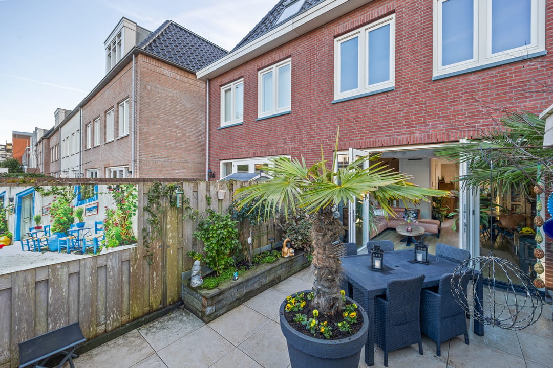 Spacious Move-in Ready Terraced House with Garden and Private Parking — 16