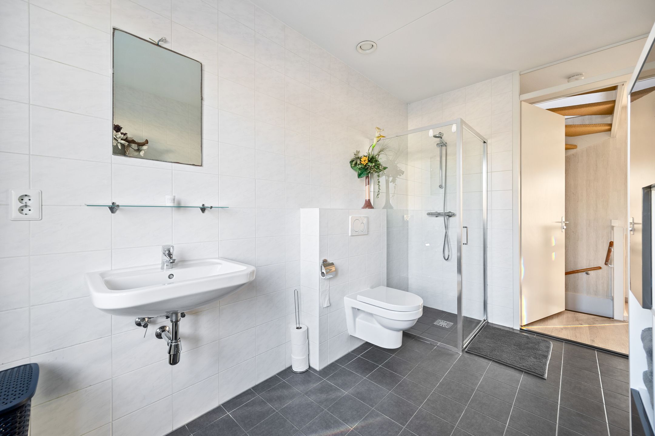 Spacious Move-in Ready Terraced House with Garden and Private Parking — 24