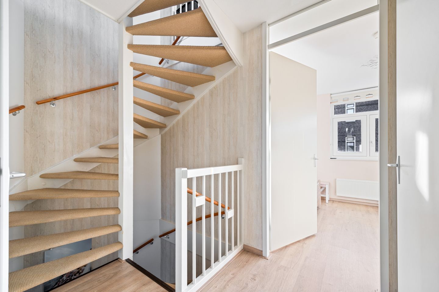 Spacious Move-in Ready Terraced House with Garden and Private Parking — 25