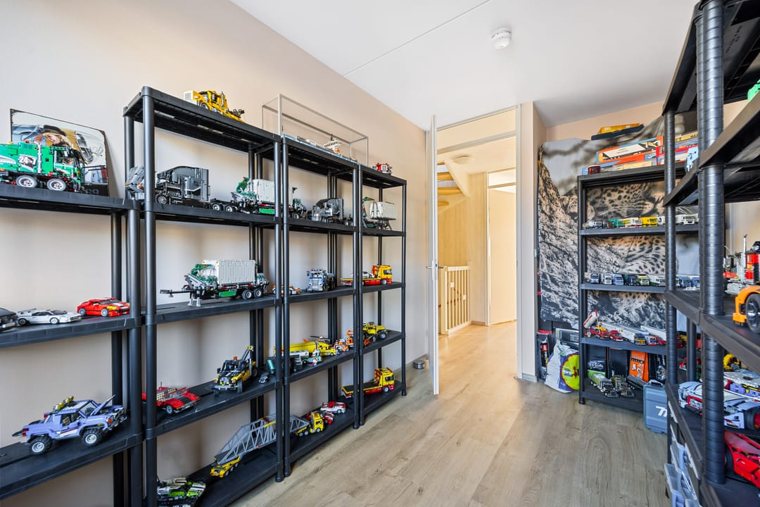 Spacious Move-in Ready Terraced House with Garden and Private Parking — 22