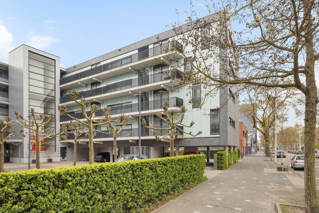 Moderne 3-kamerwoning met op het zuiden gericht balkon en privé parkeerplaats