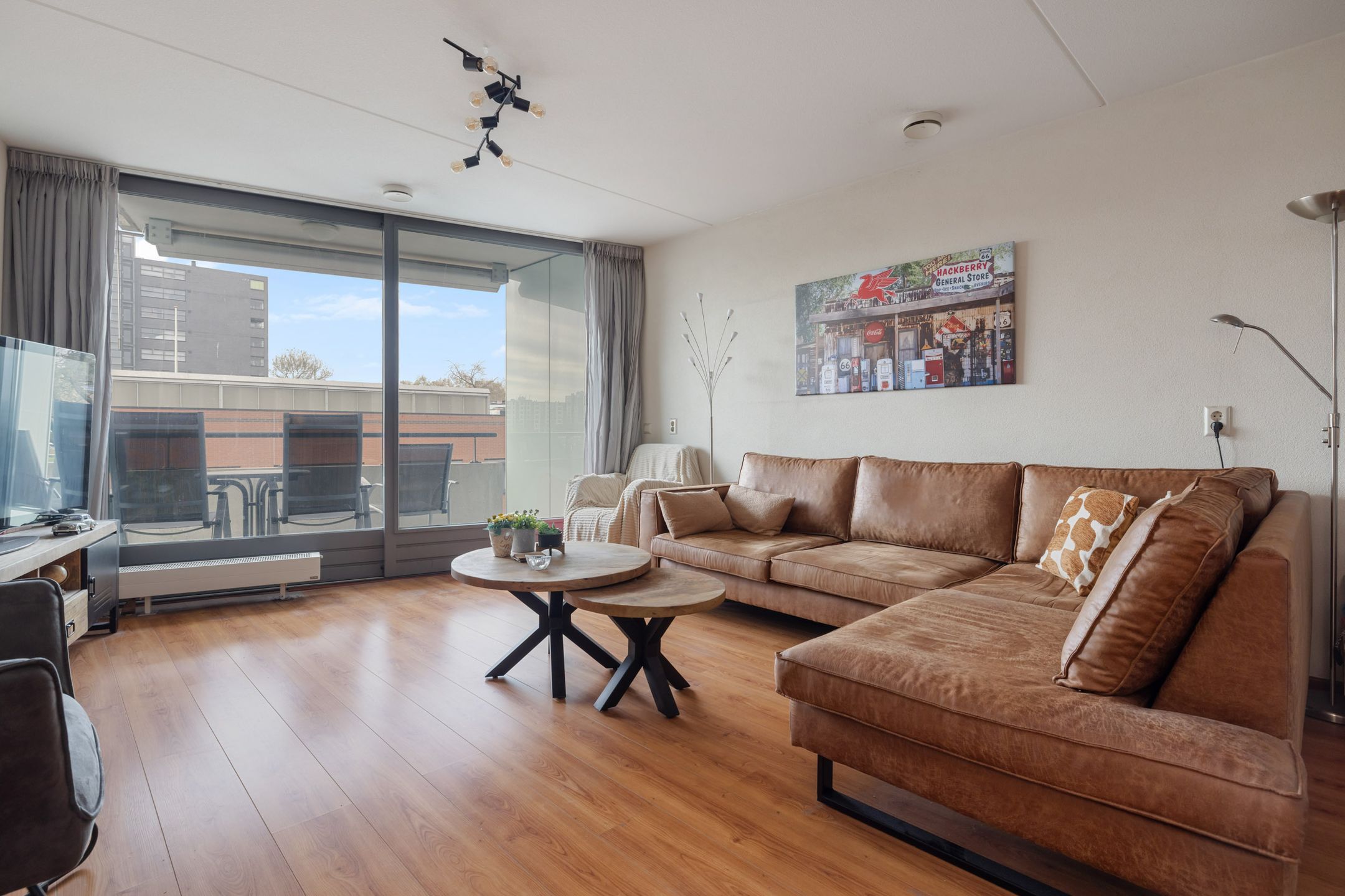 Modern 3-Room Apartment with South-Facing Balcony and Private Parking — 12
