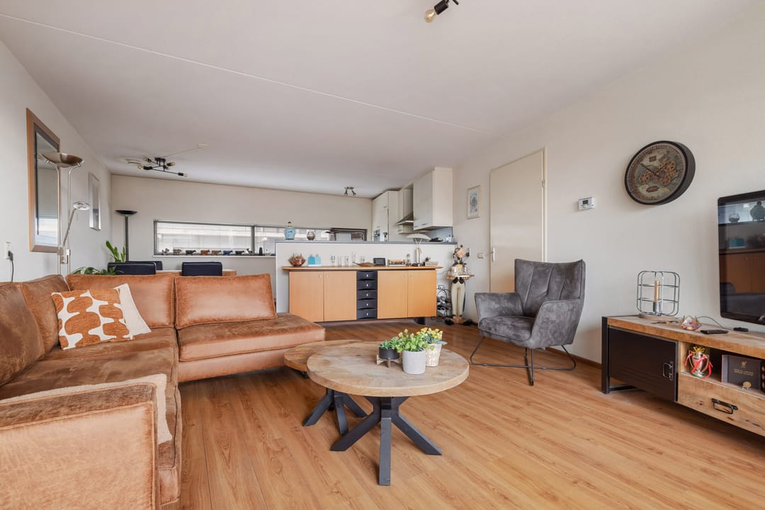 Modern 3-Room Apartment with South-Facing Balcony and Private Parking — 14