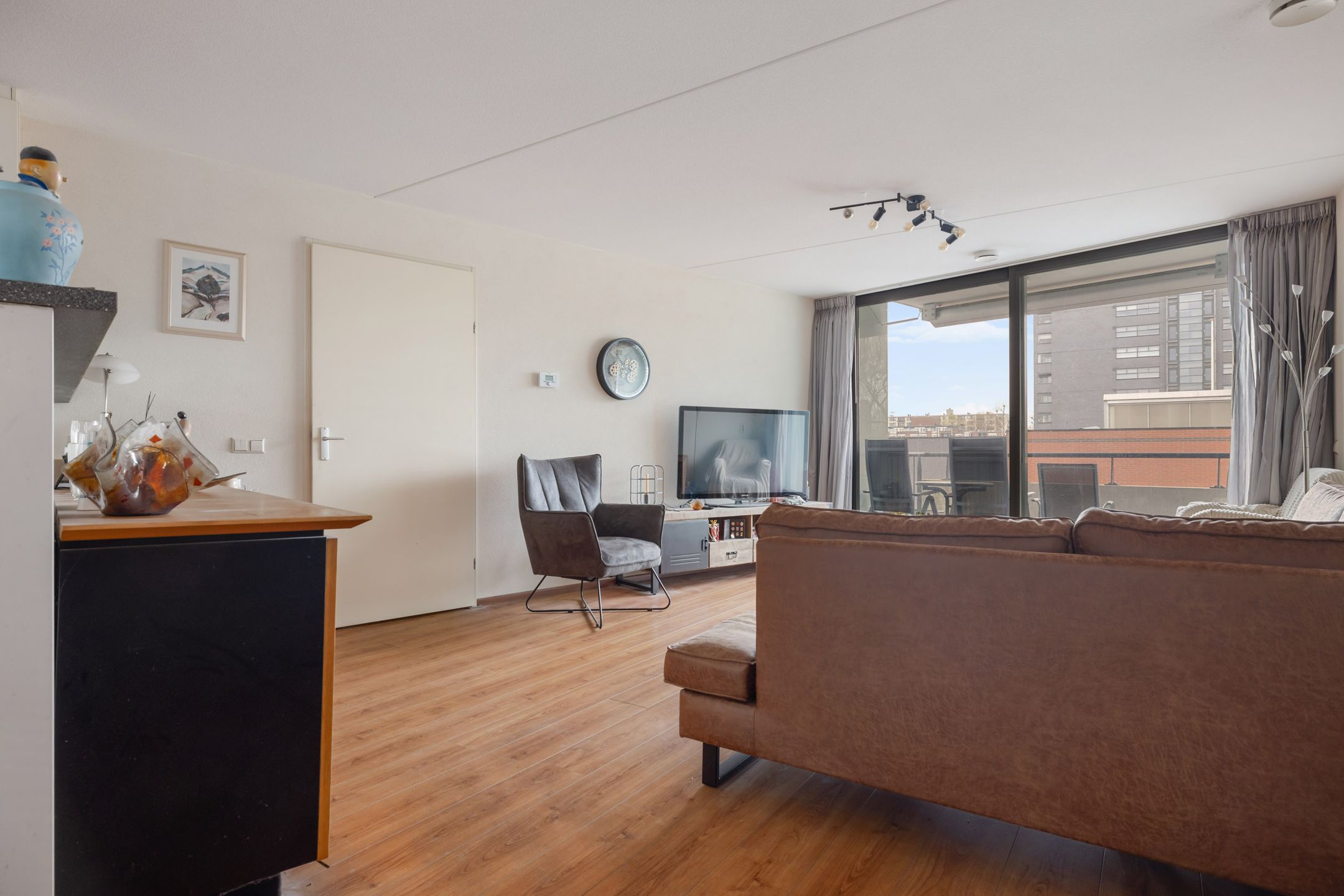 Modern 3-Room Apartment with South-Facing Balcony and Private Parking — 15