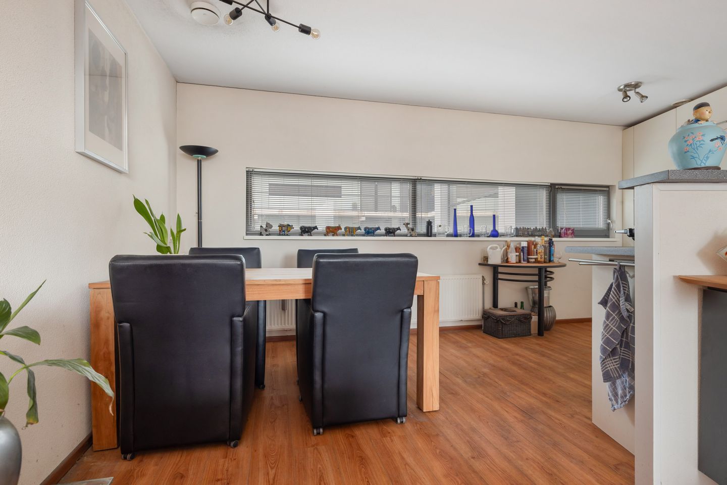 Modern 3-Room Apartment with South-Facing Balcony and Private Parking — 16