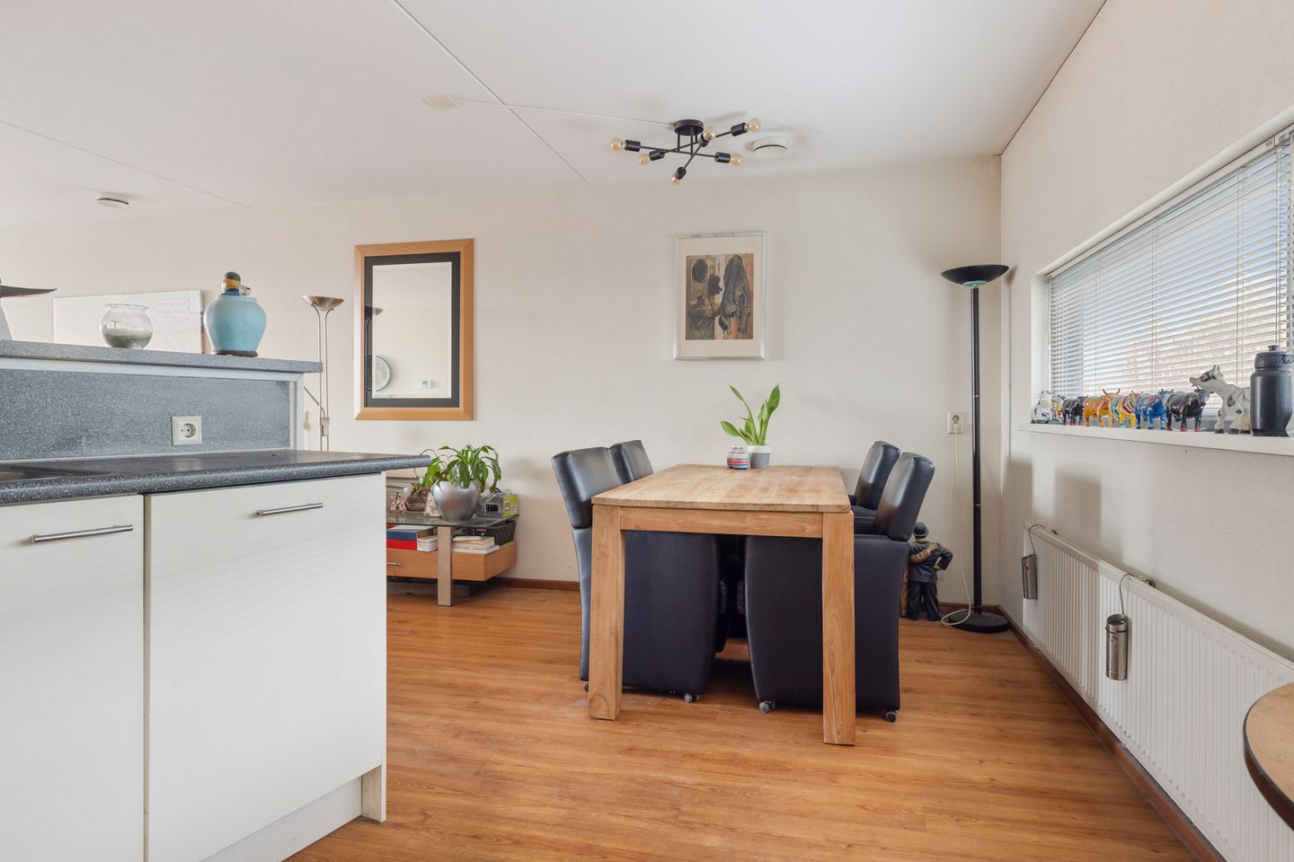 Modern 3-Room Apartment with South-Facing Balcony and Private Parking — 17