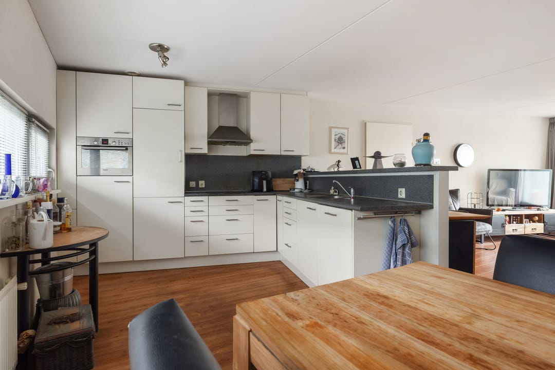 Modern 3-Room Apartment with South-Facing Balcony and Private Parking — 19