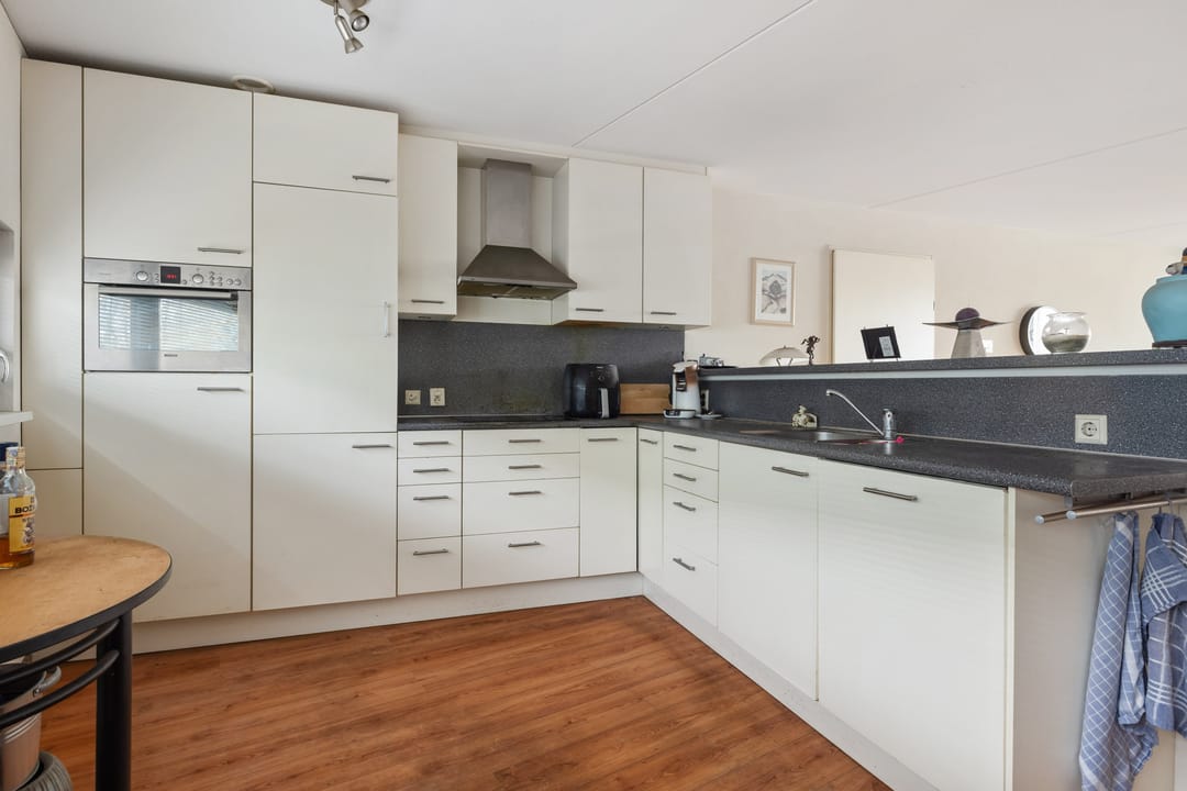 Modern 3-Room Apartment with South-Facing Balcony and Private Parking — 20