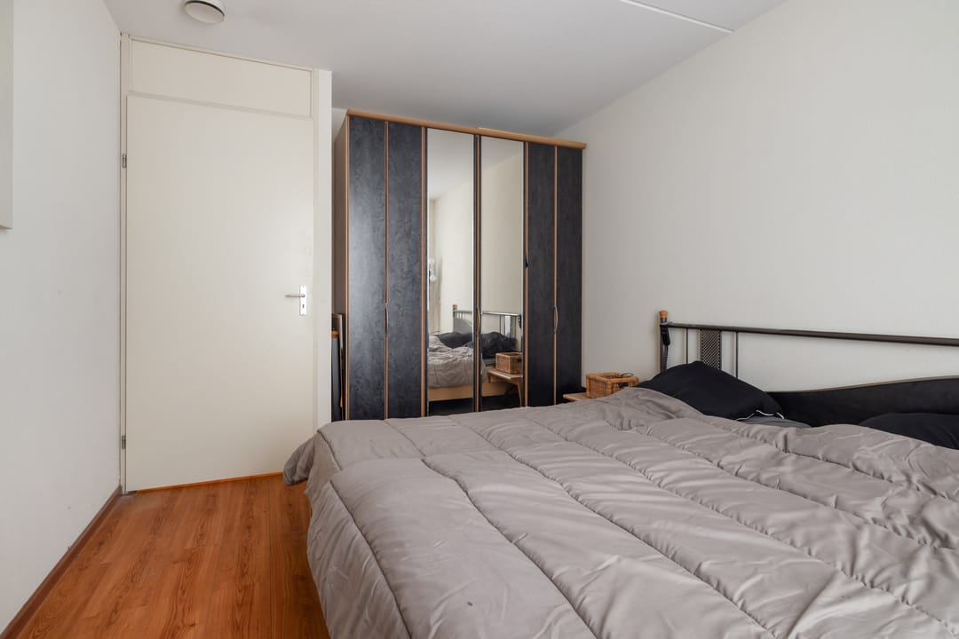 Modern 3-Room Apartment with South-Facing Balcony and Private Parking — 23