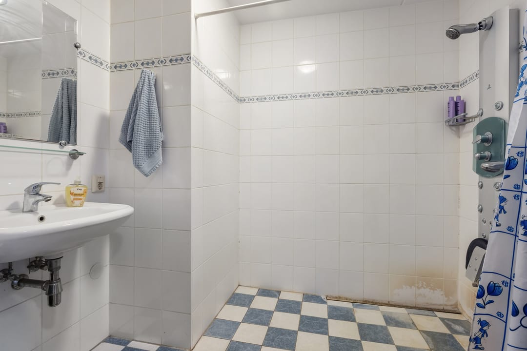 Modern 3-Room Apartment with South-Facing Balcony and Private Parking — 25