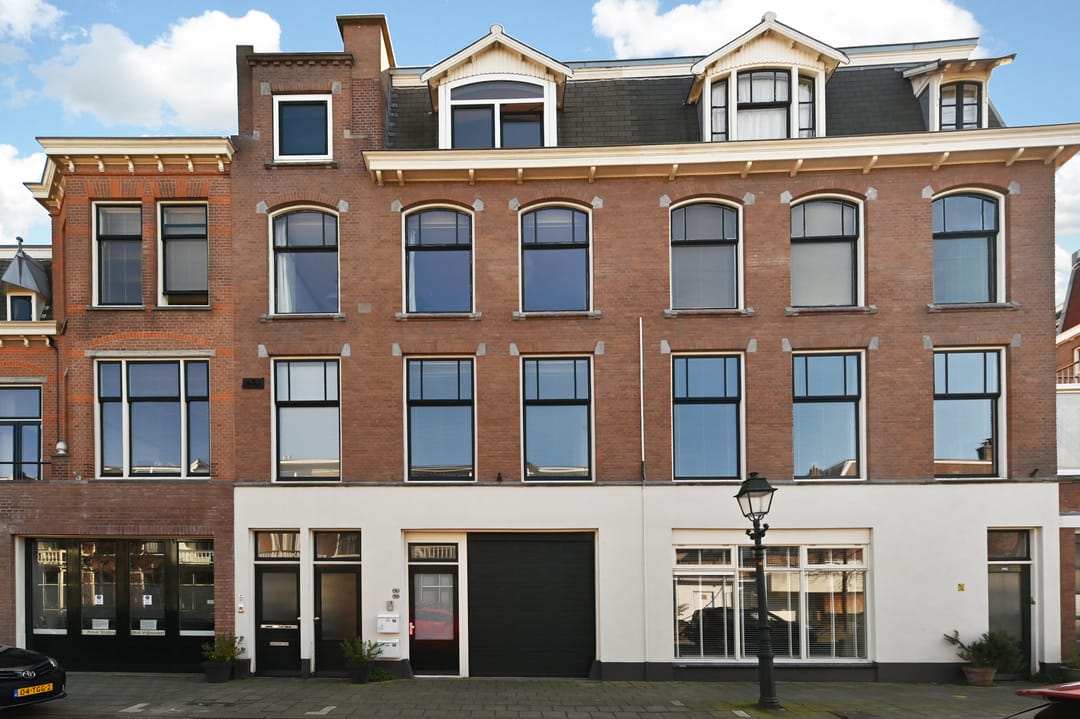 Unieke Ruime Begane Grond Appartement met Privé Garage in Regentessekwartier
