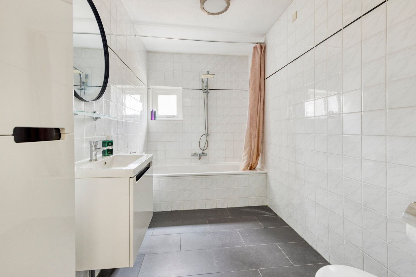 Well-Maintained Terraced Home with Four Bedrooms in Desirable Heivelden Neighborhood — 18