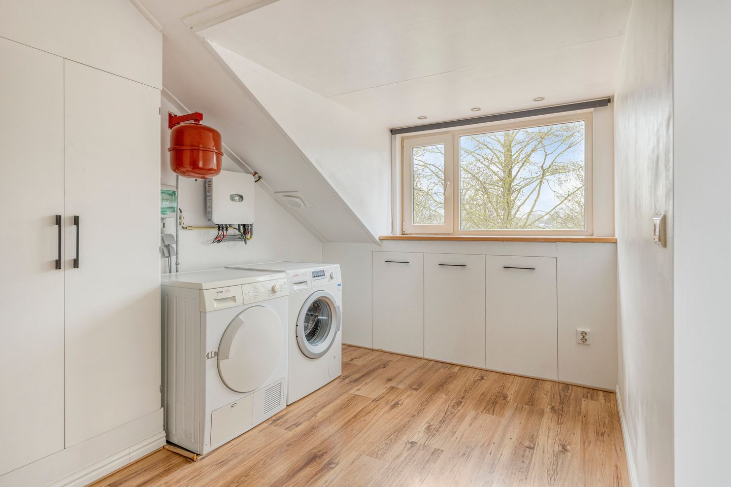 Well-Maintained Terraced Home with Four Bedrooms in Desirable Heivelden Neighborhood — 24