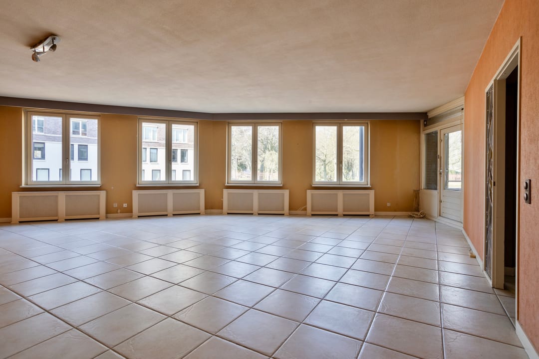 Spacious Apartment with Terrace and Garage in Breda Center — 14