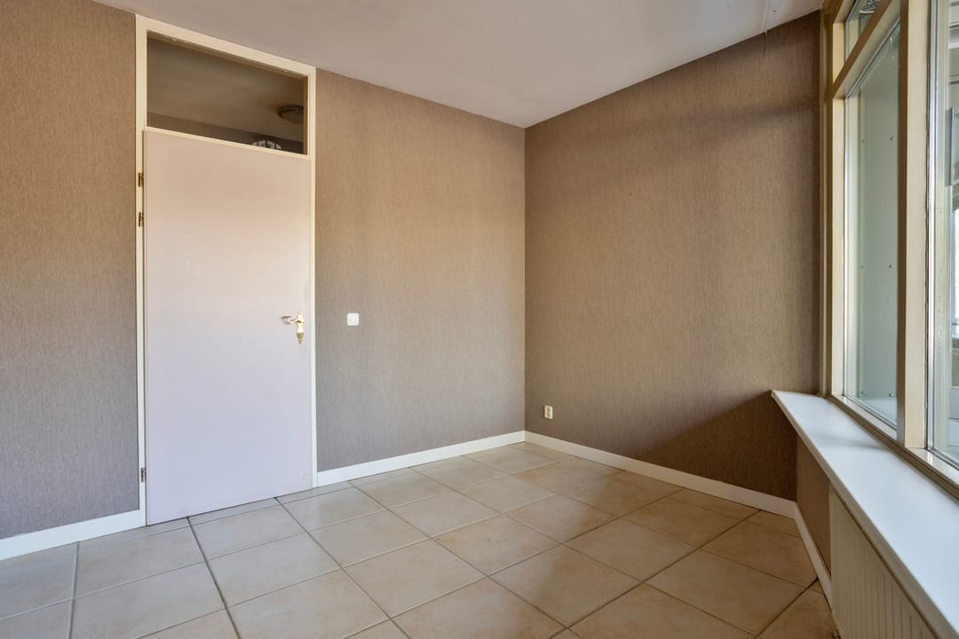 Spacious Apartment with Terrace and Garage in Breda Center — 28