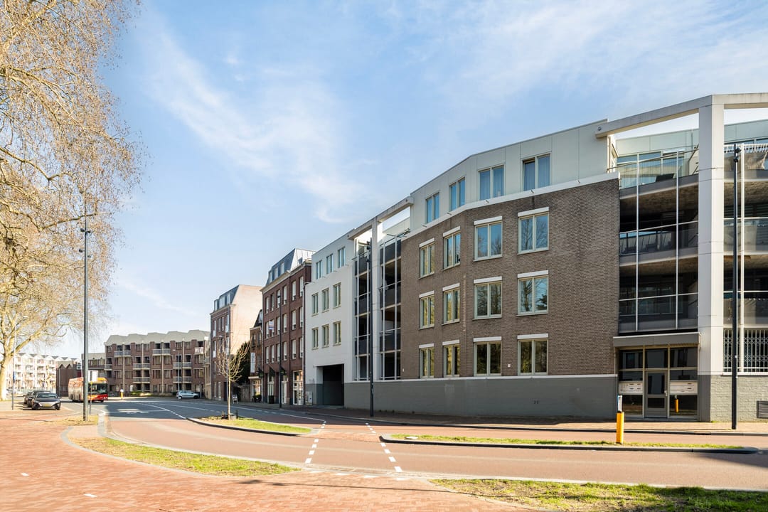 Spacious Apartment with Terrace and Garage in Breda Center — 38