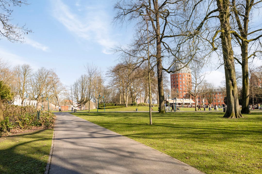 Spacious Apartment with Terrace and Garage in Breda Center — 43