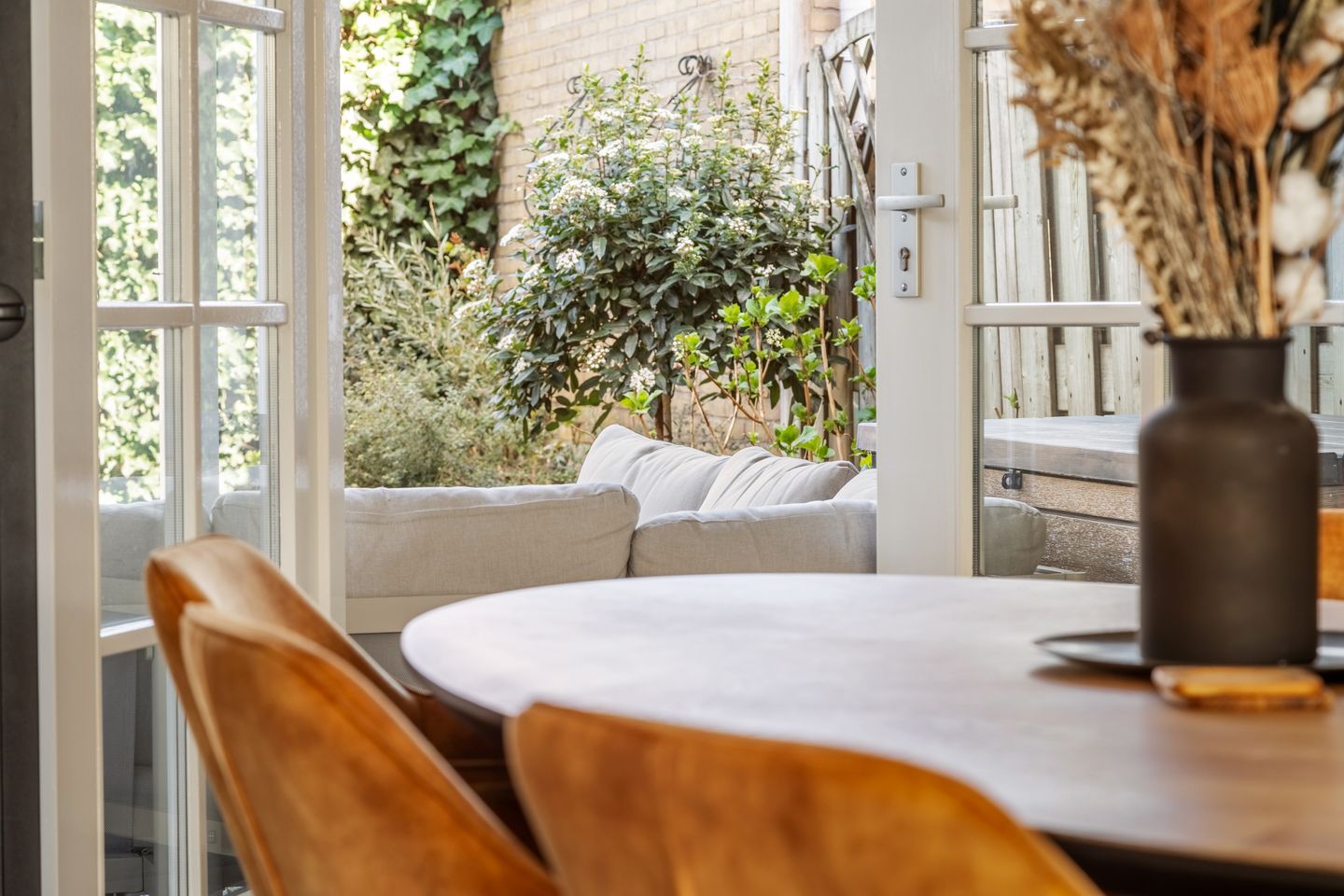 Spacious family home with 4 bedrooms, 10 solar panels and garden veranda — 12
