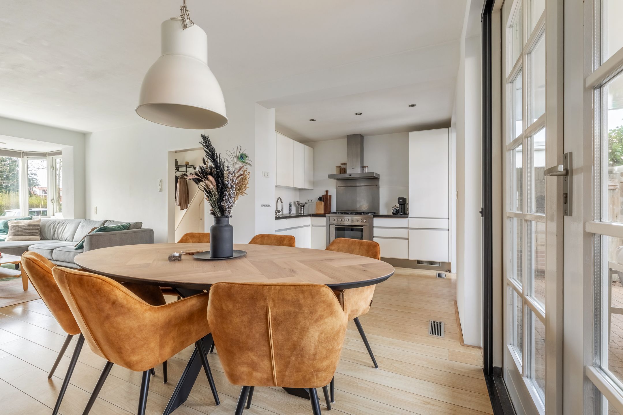 Spacious family home with 4 bedrooms, 10 solar panels and garden veranda — 16